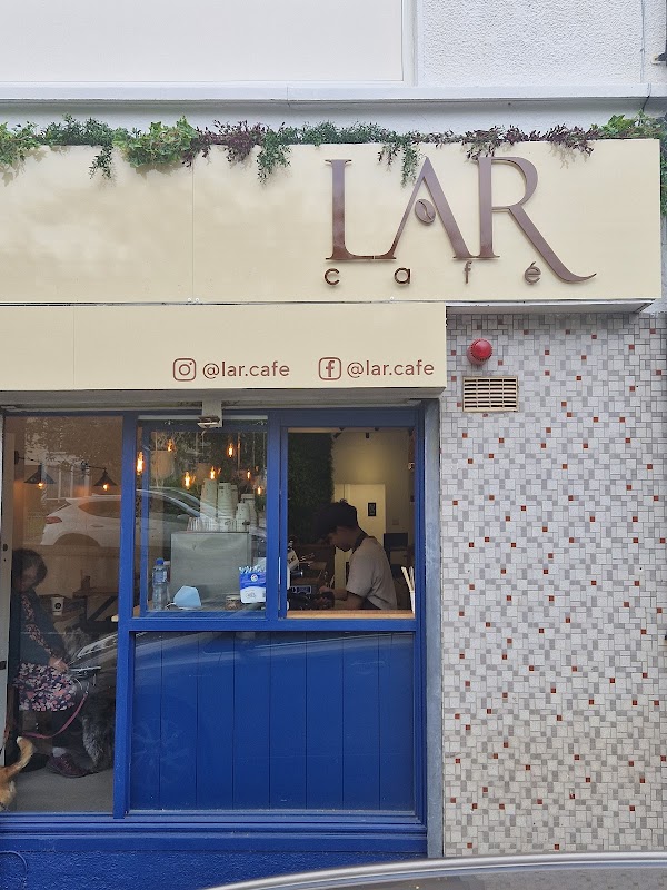 Lar Cafe Titelbild