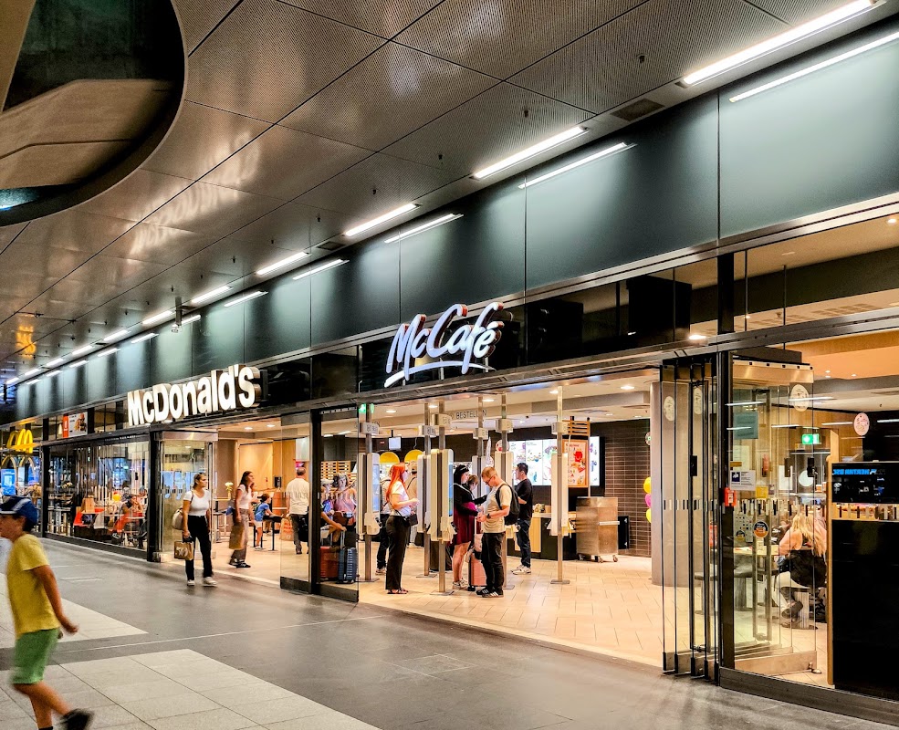 Einkaufsbahnhof Berlin Hbf hero