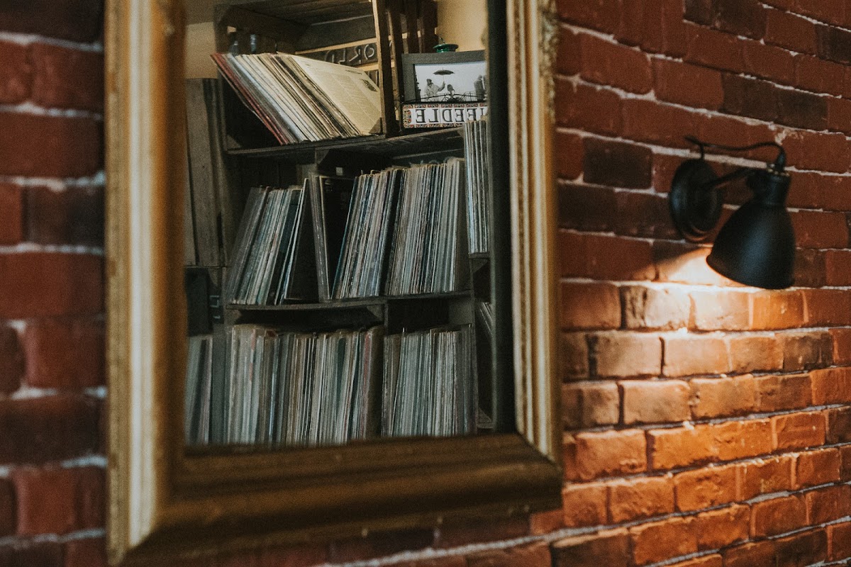 Needle Vinyl Bar Titelbild