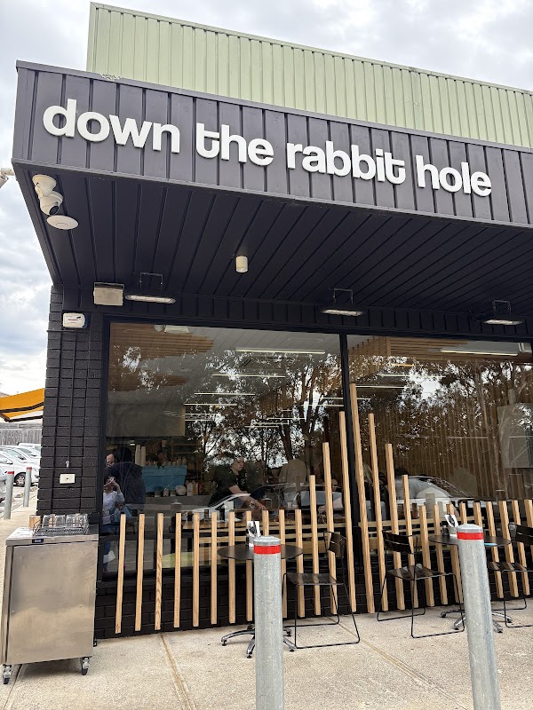 Down The Rabbit Hole Cafe Titelbild