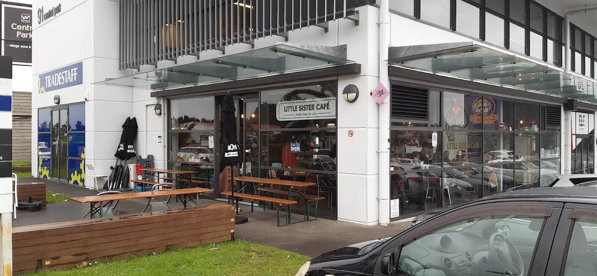 Little Sister Café hero