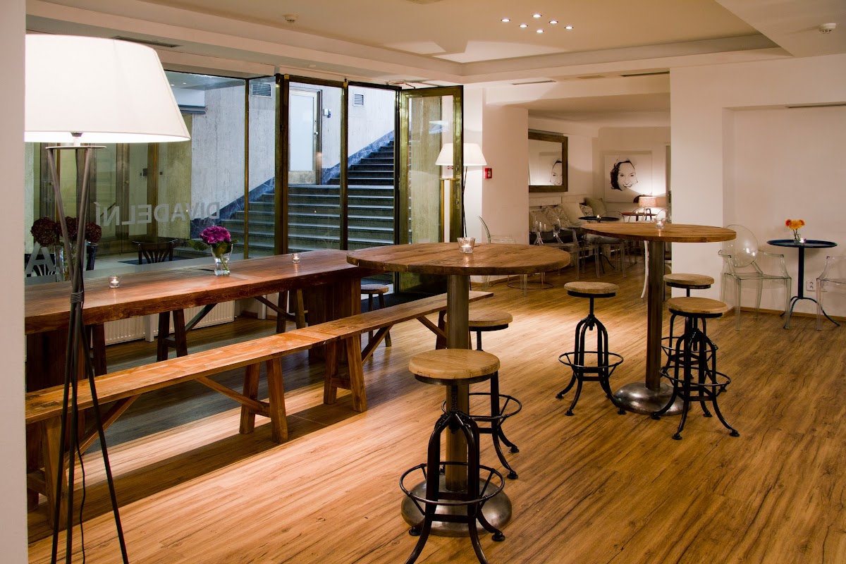 DVA Studio Theater cafe Titelbild