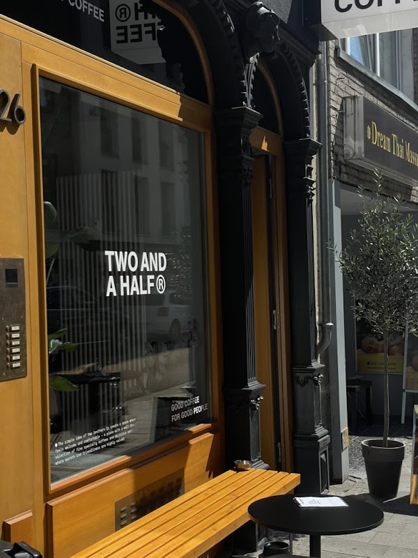 Photo principale TWO AND A HALF ®