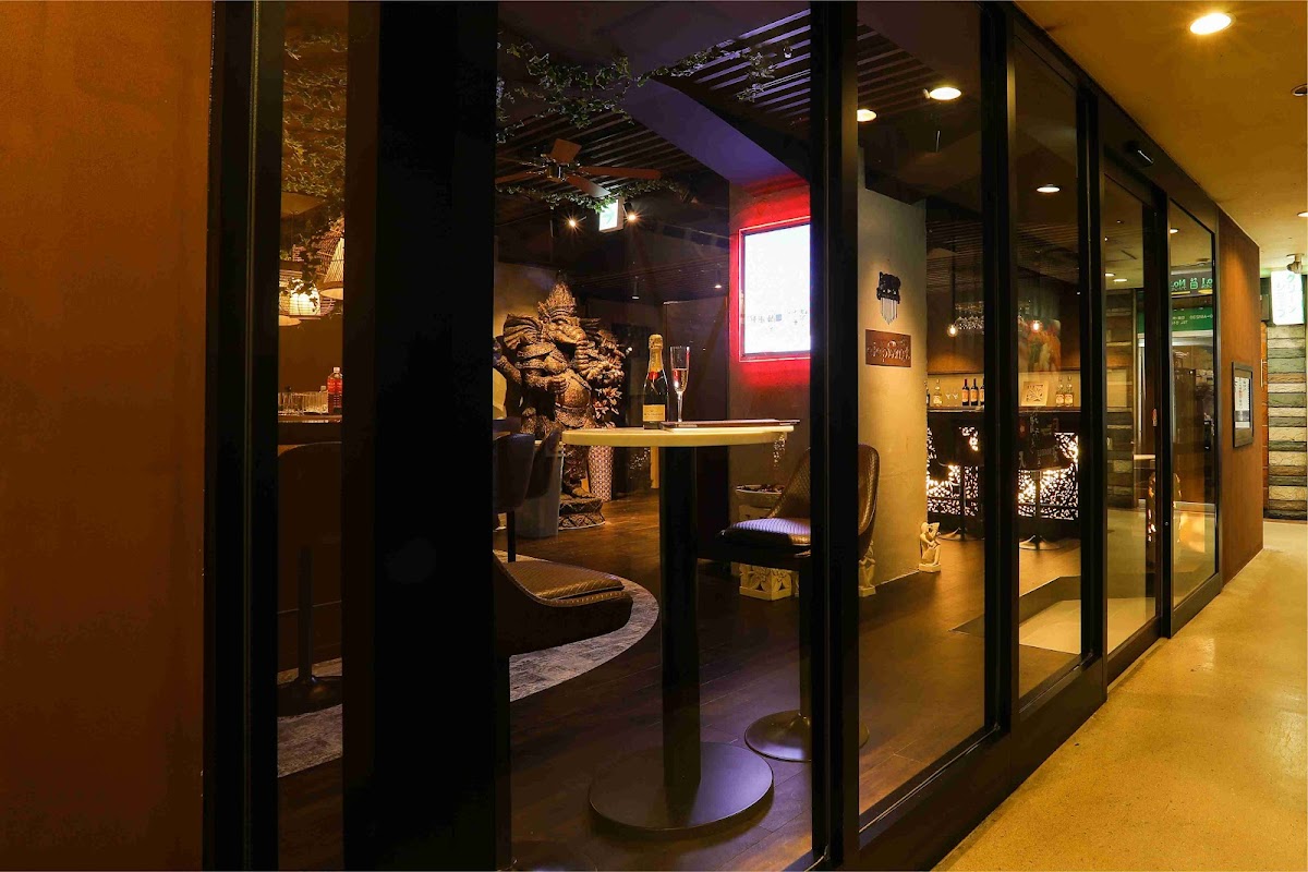 Girls Bar Elephant Cafe hero