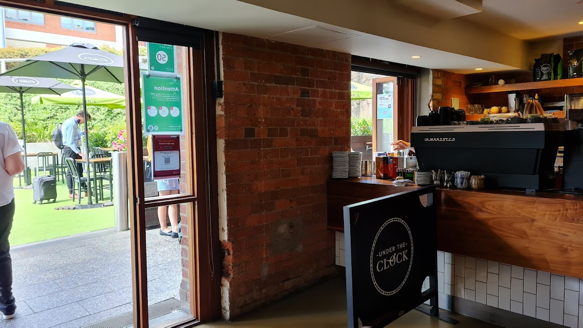 Under The Clock Cafe ヒーロー画像