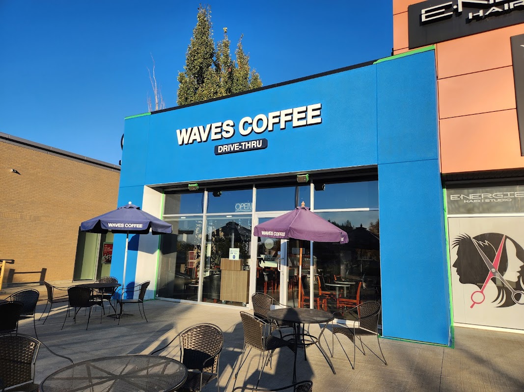 Waves Coffee House- Hampton Landing ヒーロー画像