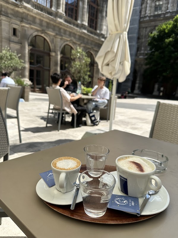 Café Arkadenhof hero