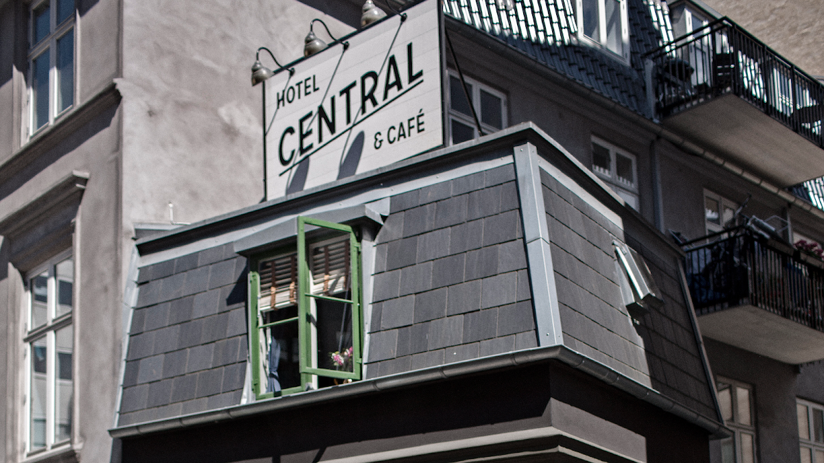 Central Hotel & Café hero