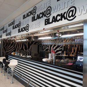 Black & White Café Titelbild